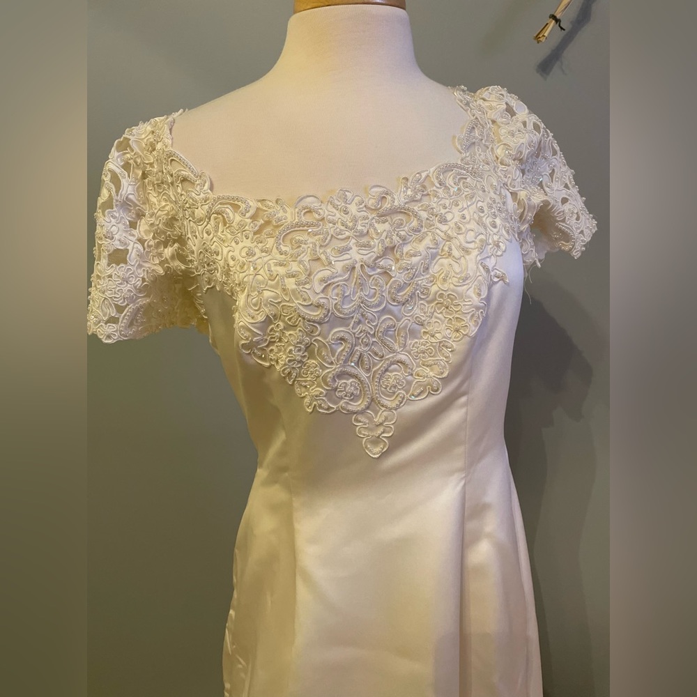Ivory wedding dress.  Buttons all the way down the back size 16 - Picture 9 of 9